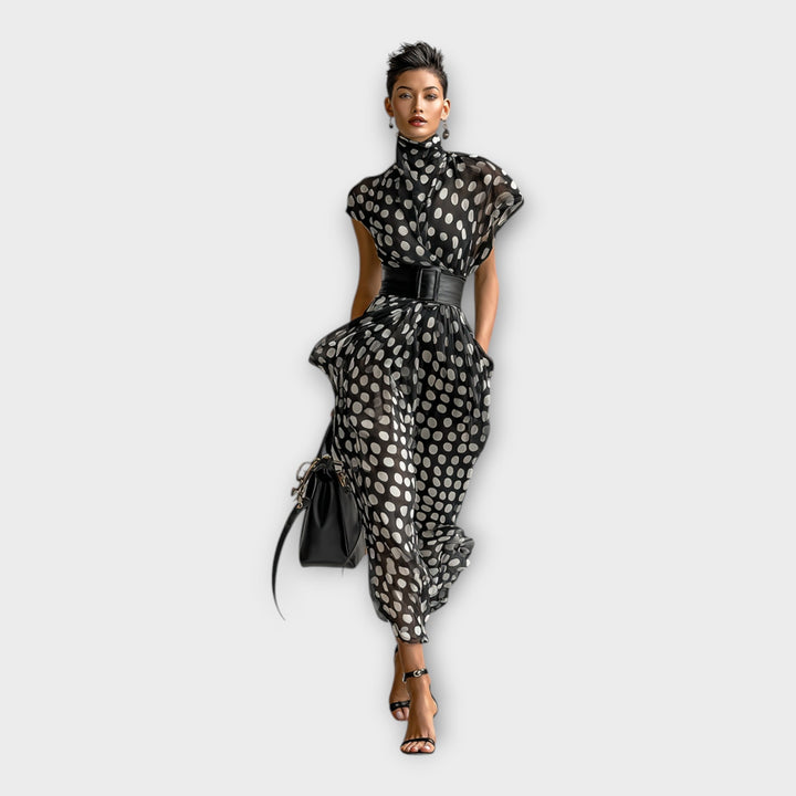 Ilga suknelė su elegantiška ir modernia estetika