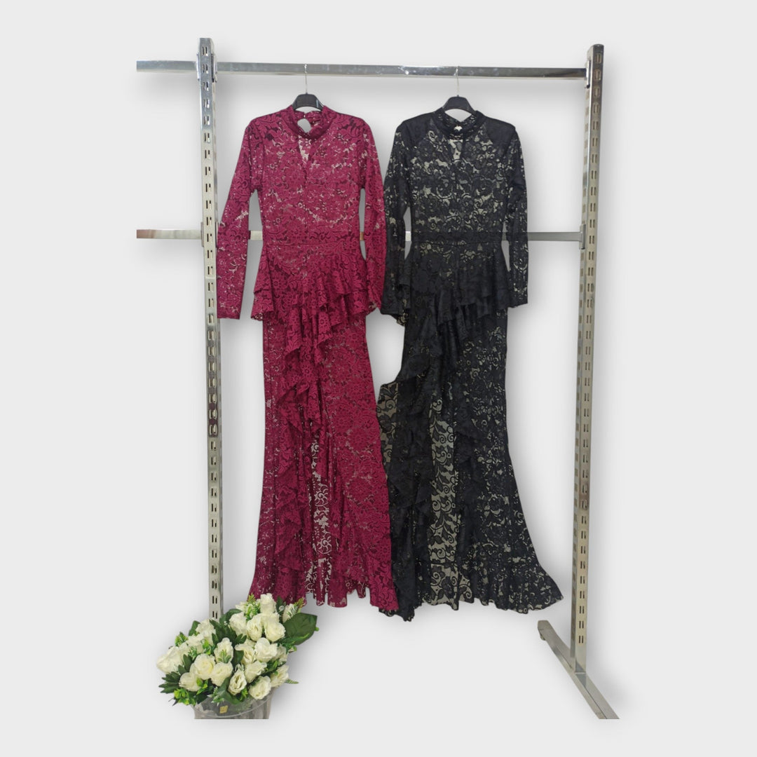 Asimetrinė nėrinių suknelė su išskirtiniu dizainu