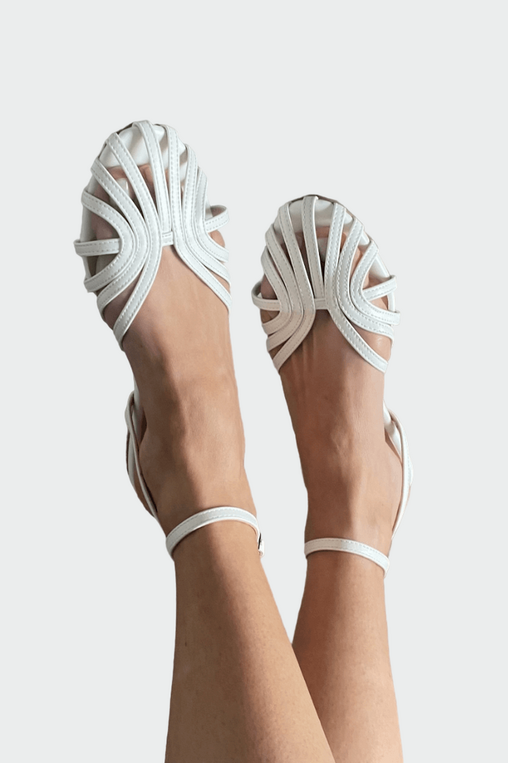 Plokšti sandalai su pintais dirželiais