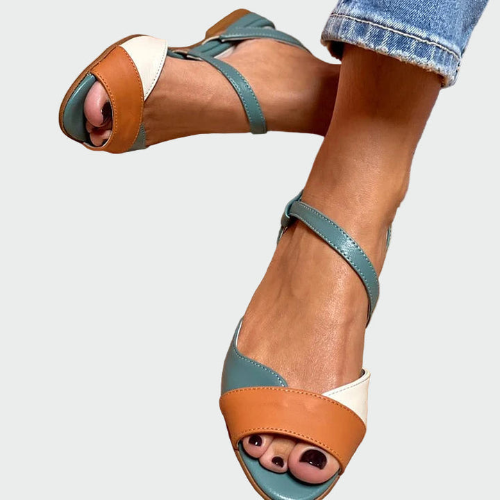 Pėdos su spalvingais akcentais