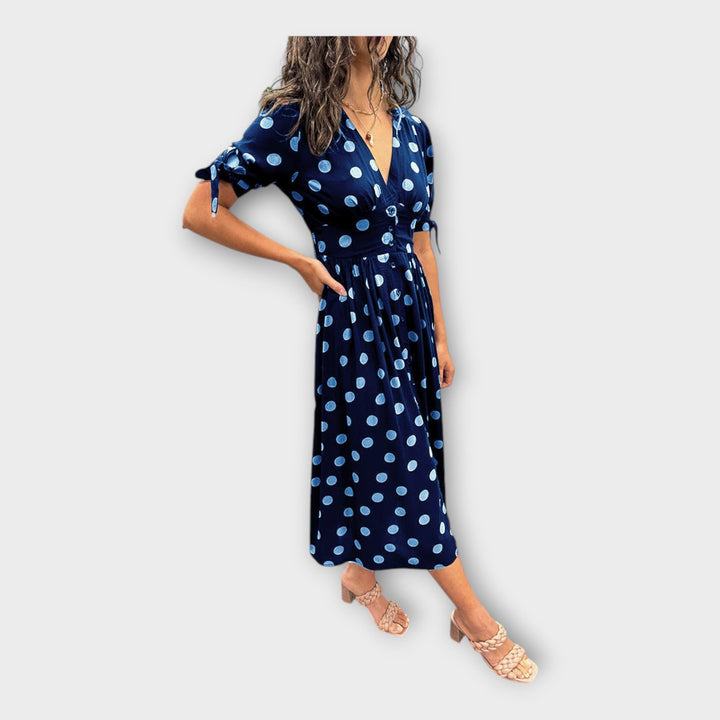 Moderniu raštu ir laikina elegancija pasižyminti stilinga suknelė