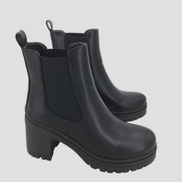 Juodi kulniukai katės stiliumi