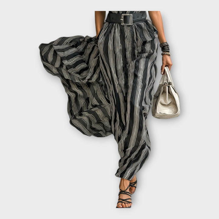 Ilga suknelė su elegantiška ir minimalistine estetika