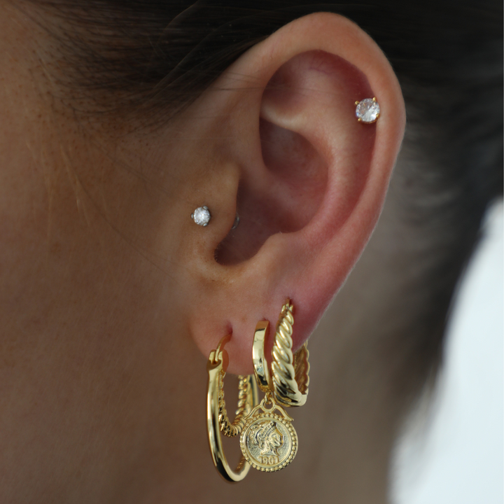 Suapvalinti auskarai su sukimo stiliumi