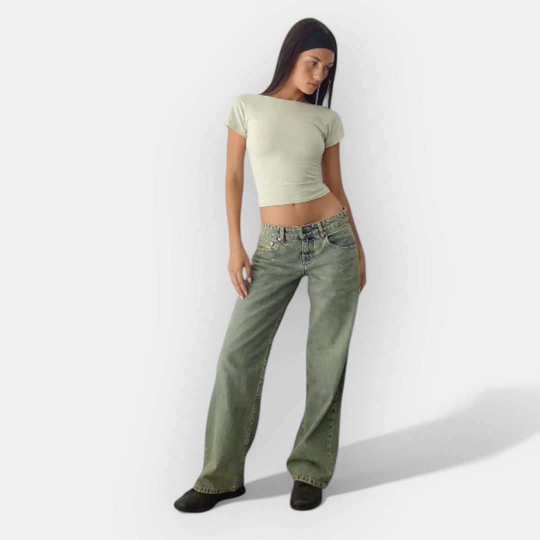 Džinsai su žemu liemeniu.