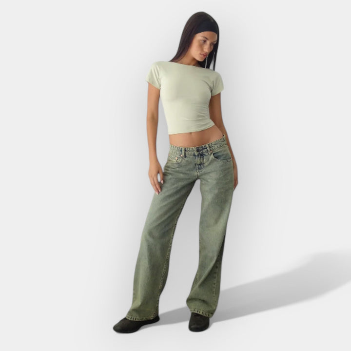 Džinsai su žemu liemeniu.