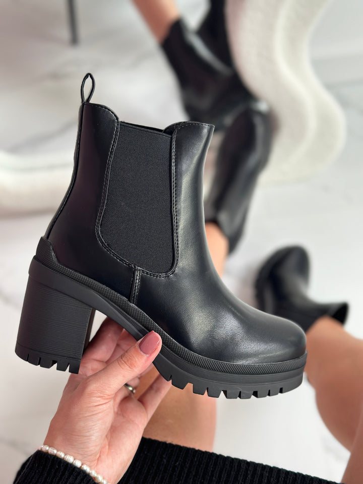 Juodi kulniukai katės stiliumi