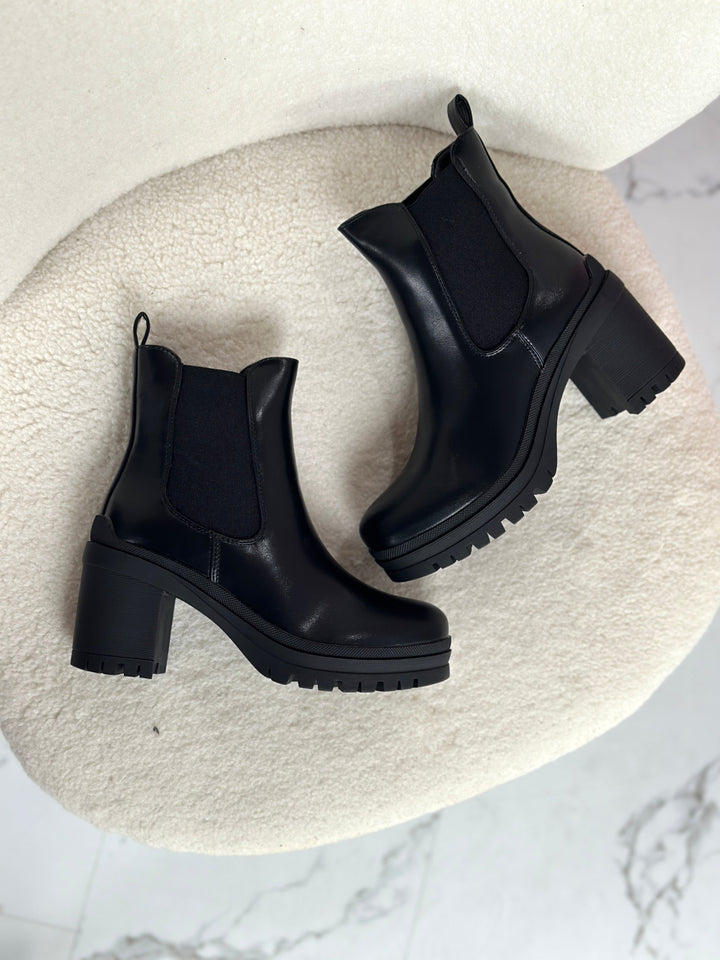 Juodi kulniukai katės stiliumi