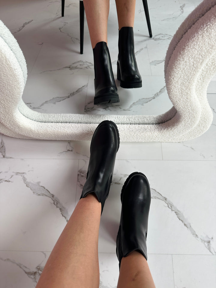 Juodi kulniukai katės stiliumi