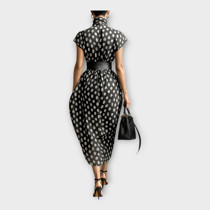 Ilga suknelė su elegantiška ir modernia estetika