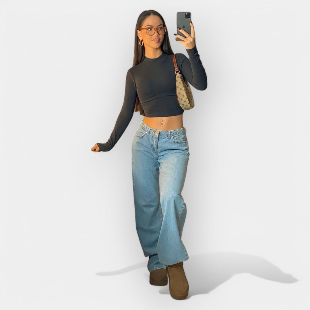 Džinsai su žemu liemeniu.