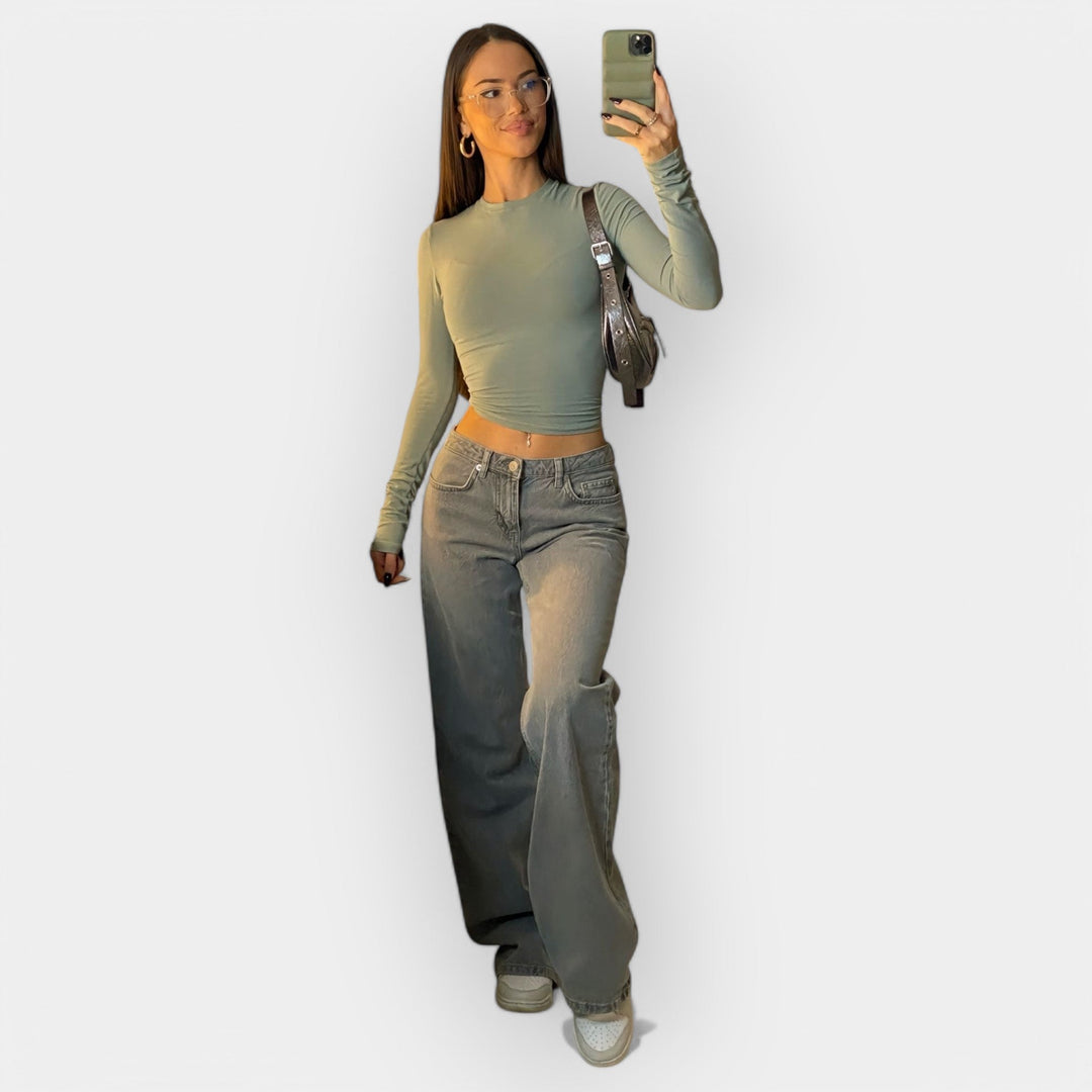 Džinsai su žemu liemeniu.