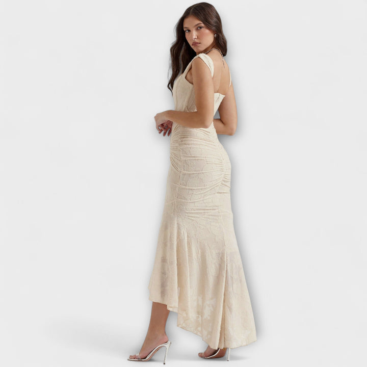 Ilga Suknelė su Elegantišku ir Išskirtiniu Korsetu