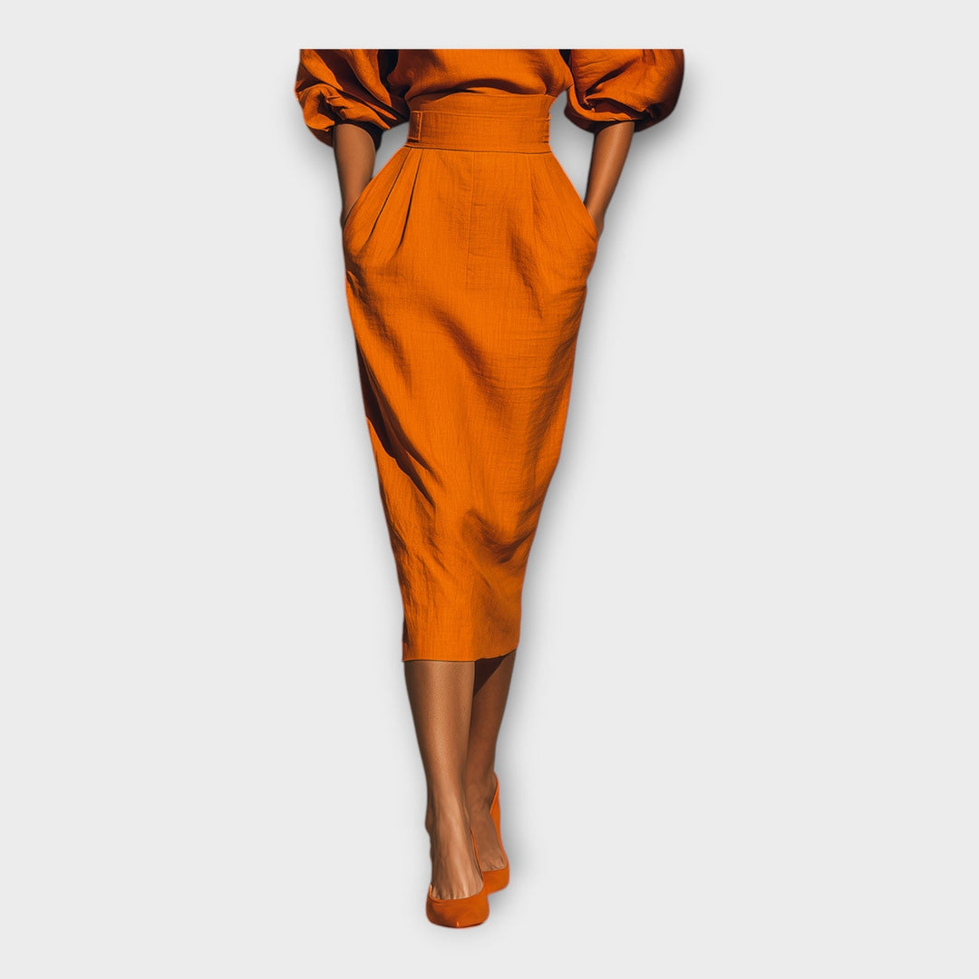 Stilinga suknelė su rafinuotu dizainu ir minimalistine estetika