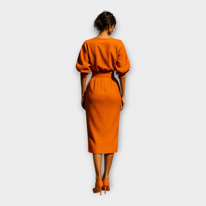 Stilinga suknelė su rafinuotu dizainu ir minimalistine estetika