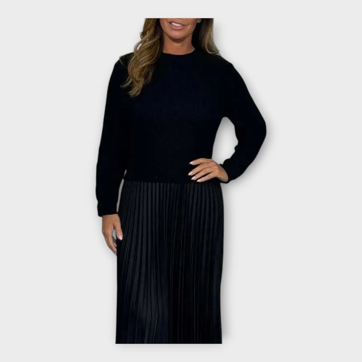 Stilinga Suknelė su Plišuotu Raštu ir Klasikine Estetika